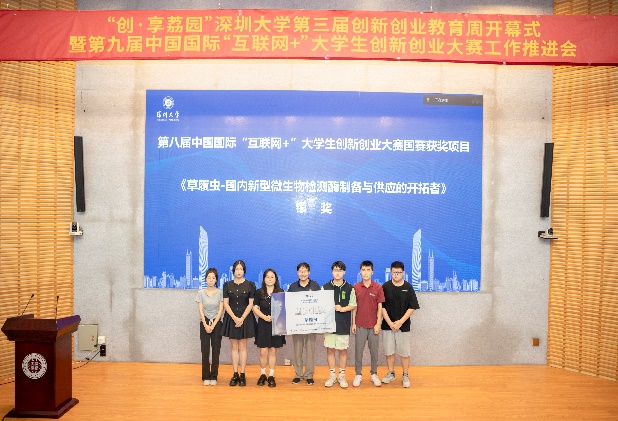 圖片包含 鐘表, 游戲機, 站, 桌子描述已自動生成